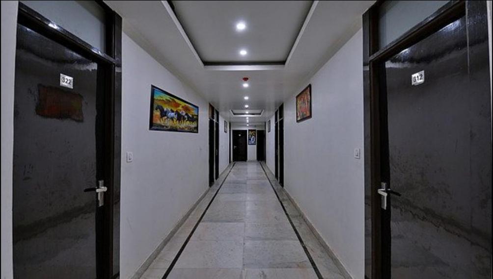 Hotel Vegas Corporate Suites โนอิดา ภายนอก รูปภาพ