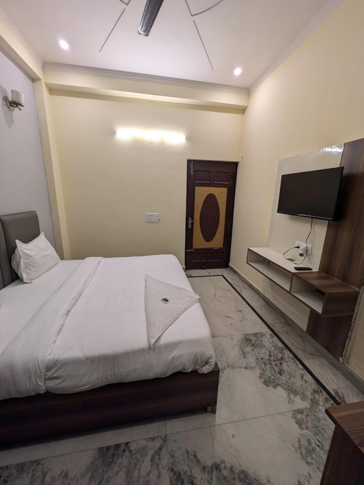 Hotel Vegas Corporate Suites โนอิดา ภายนอก รูปภาพ