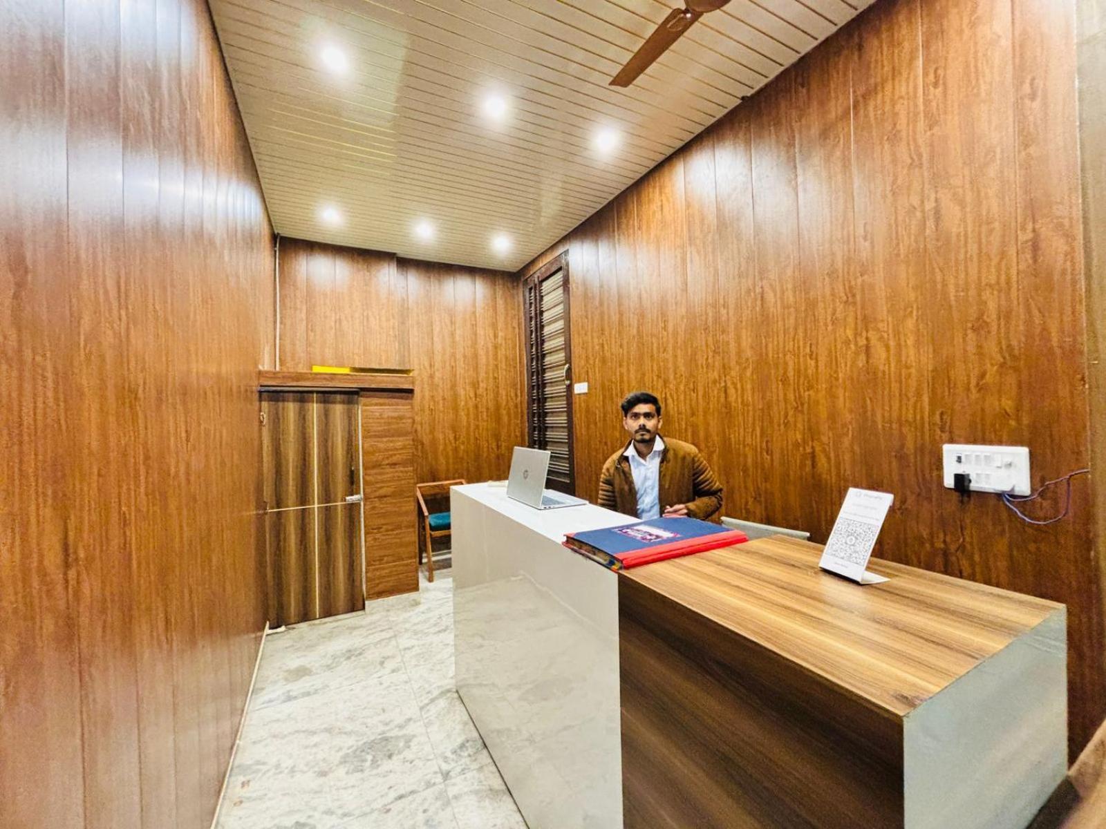 Hotel Vegas Corporate Suites โนอิดา ภายนอก รูปภาพ